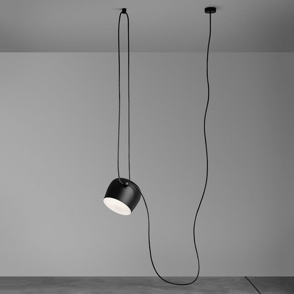 LED pendellampe Aim design svart Ø24 cm dimbar 16W lys på