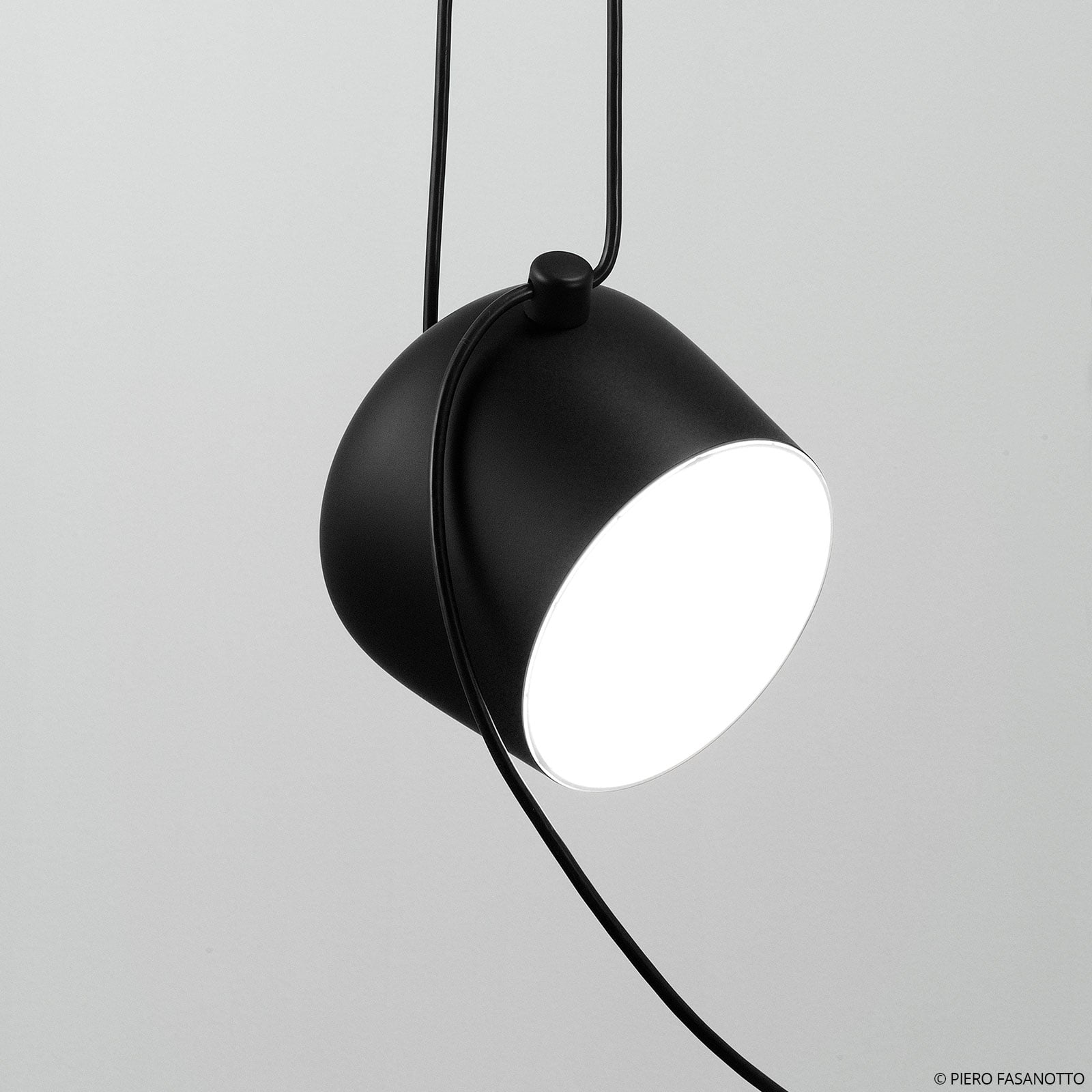 LED pendellampe Aim Small dimbar svart Ø17 cm 12W forfra