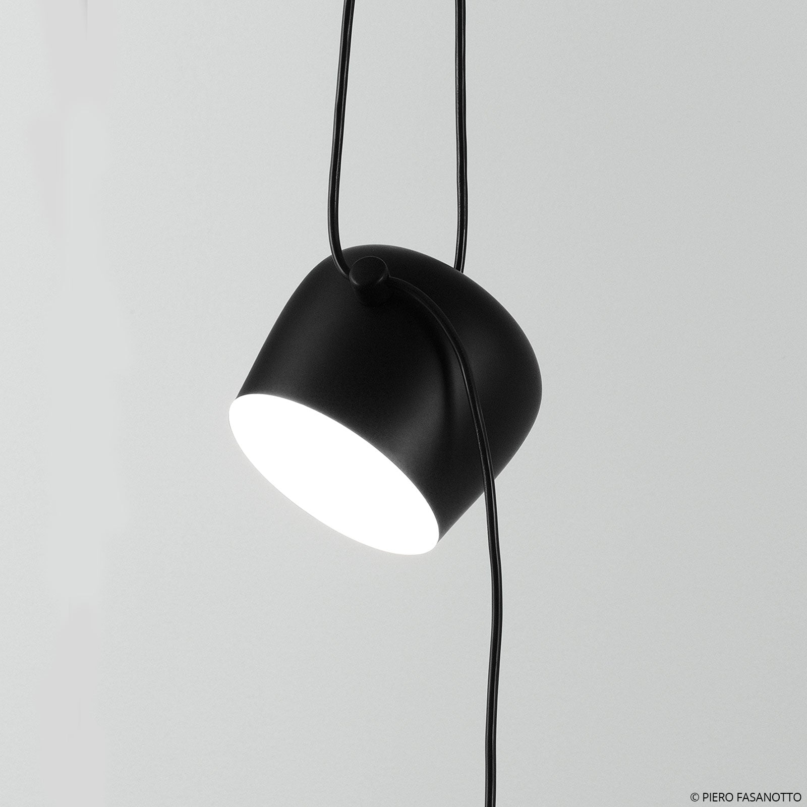 LED pendellampe Aim Small dimbar svart Ø17 cm 12W montert
