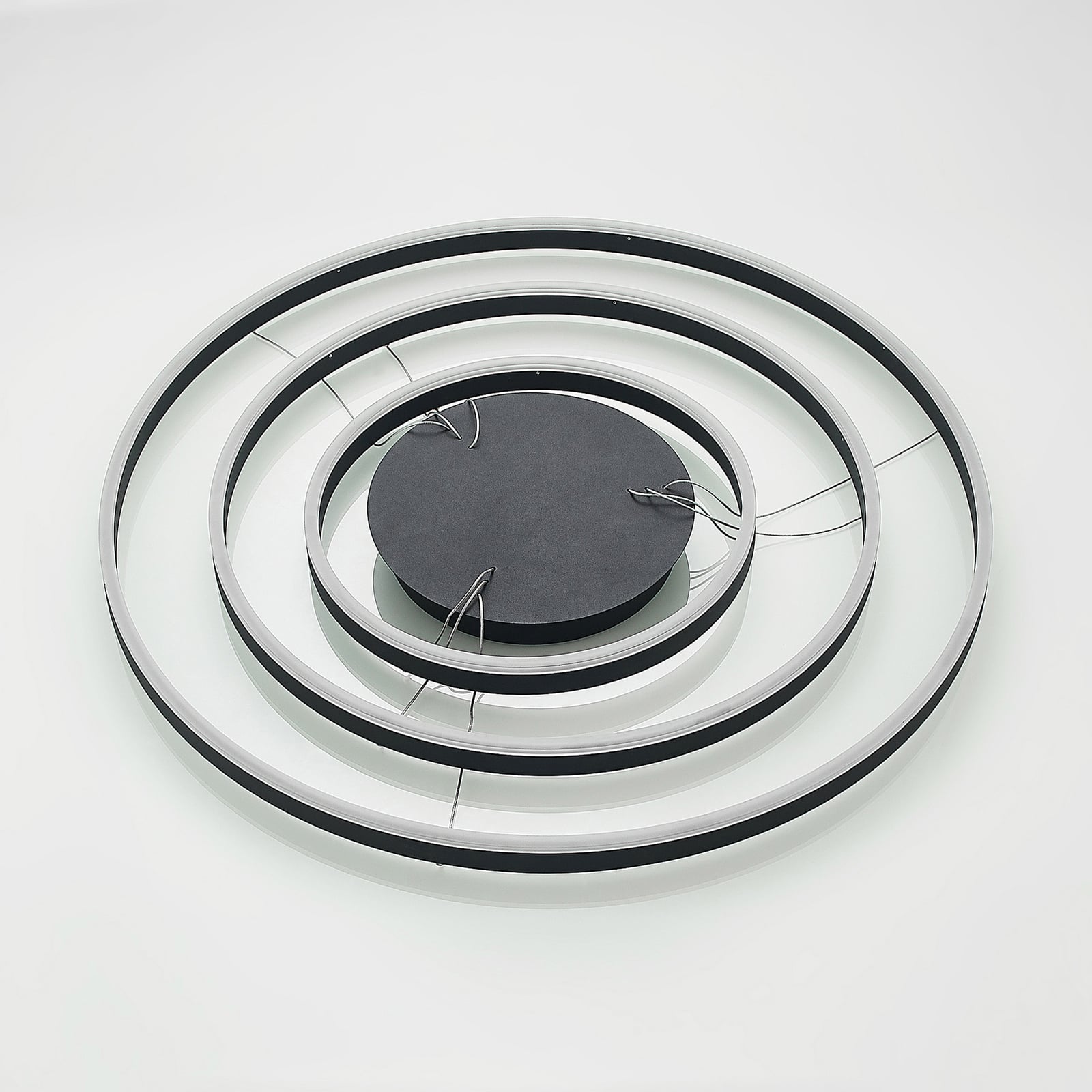 LED pendellampe Albiona 3 ringer dimbar svart metallring nærbilde