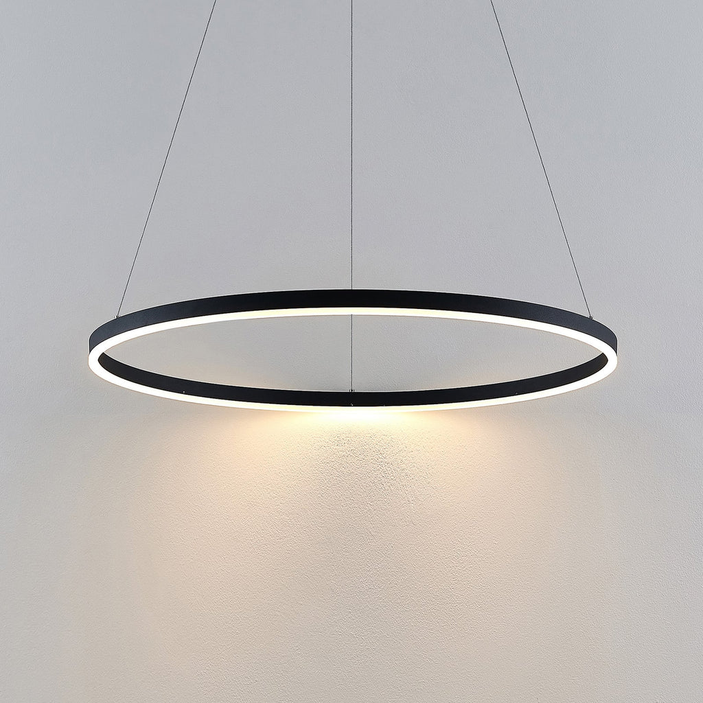 Sidebilde av LED pendellampe Albiona ringformet svart dimbar Ø80 cm