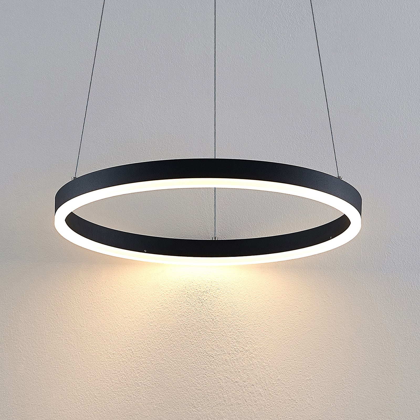 LED pendellampe Albiona ringformet svart Ø40 cm opphengsdetalj