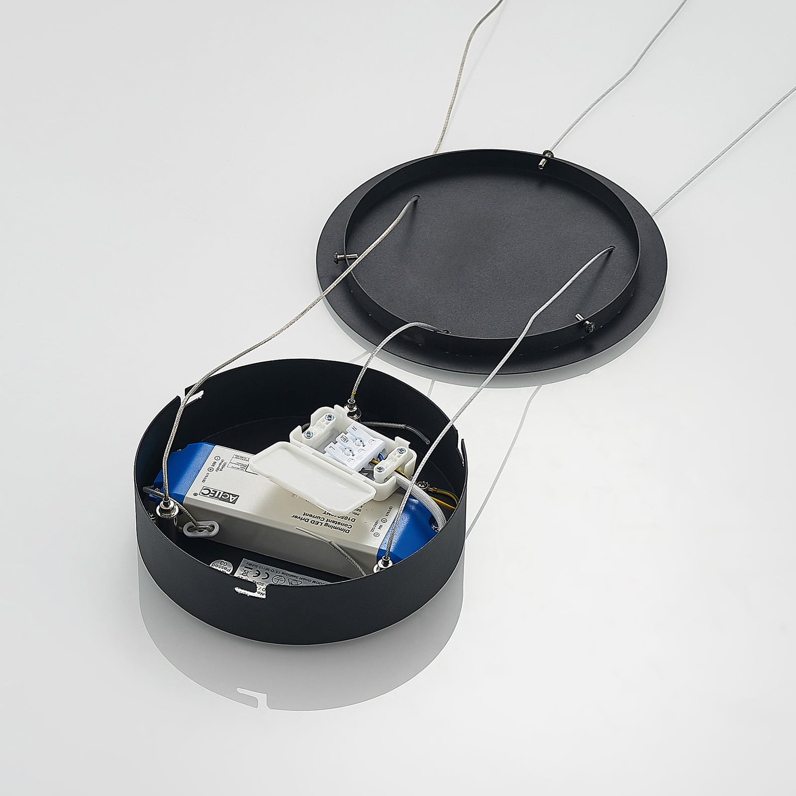 LED pendellampe Albiona ringformet svart sett fra siden