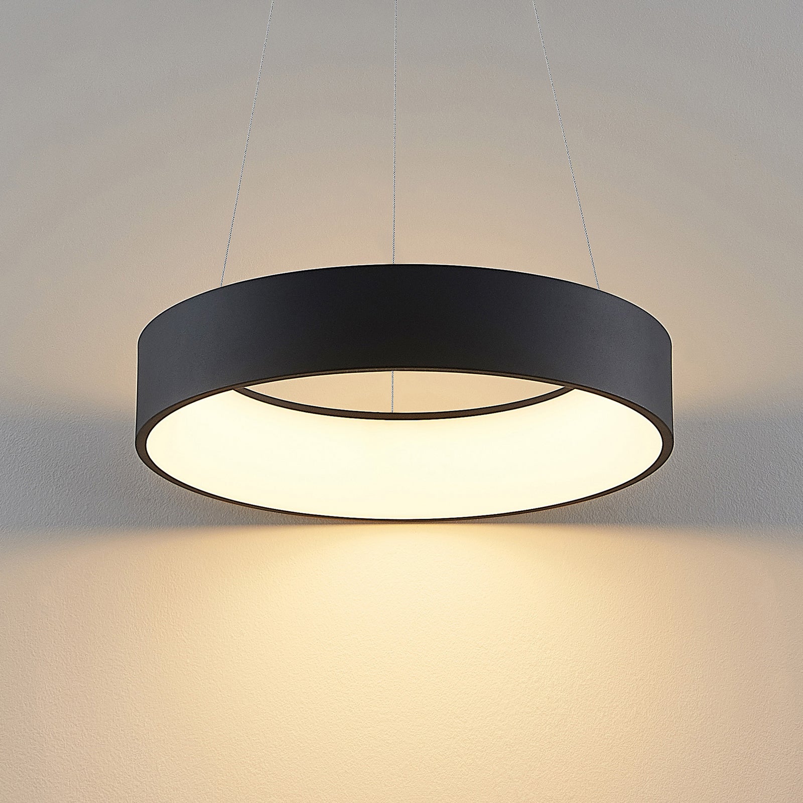 LED pendellampe Aleksi svart Ø45 cm CCT dimbar sideprofil
