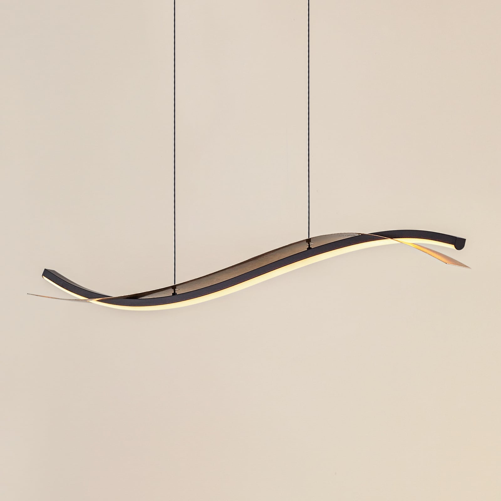 LED pendellampe Alevia dimbar CCT svart/gull 100 cm forfra