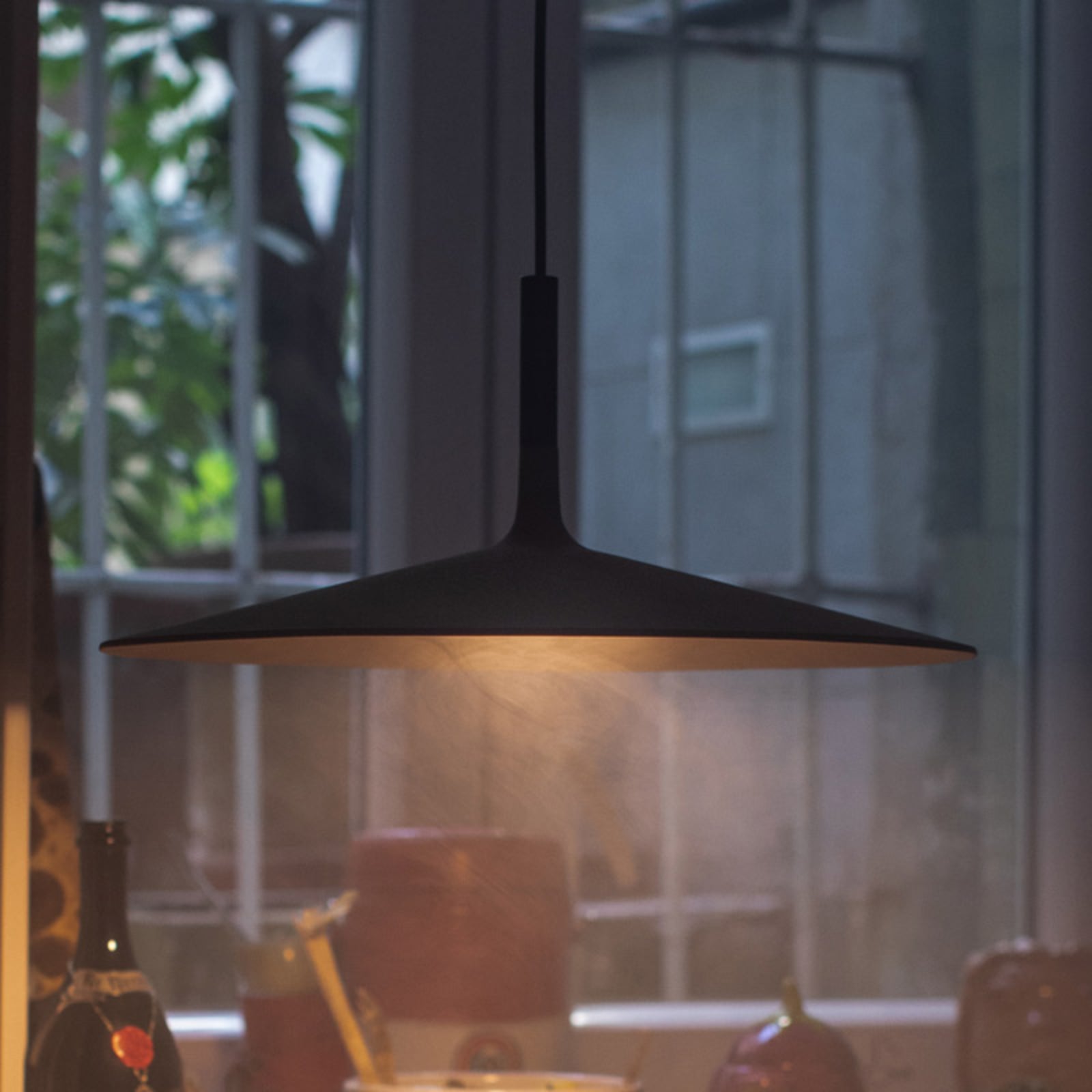 LED pendellampe Aplomb Large betong dimbar Ø45 cm montert over bord