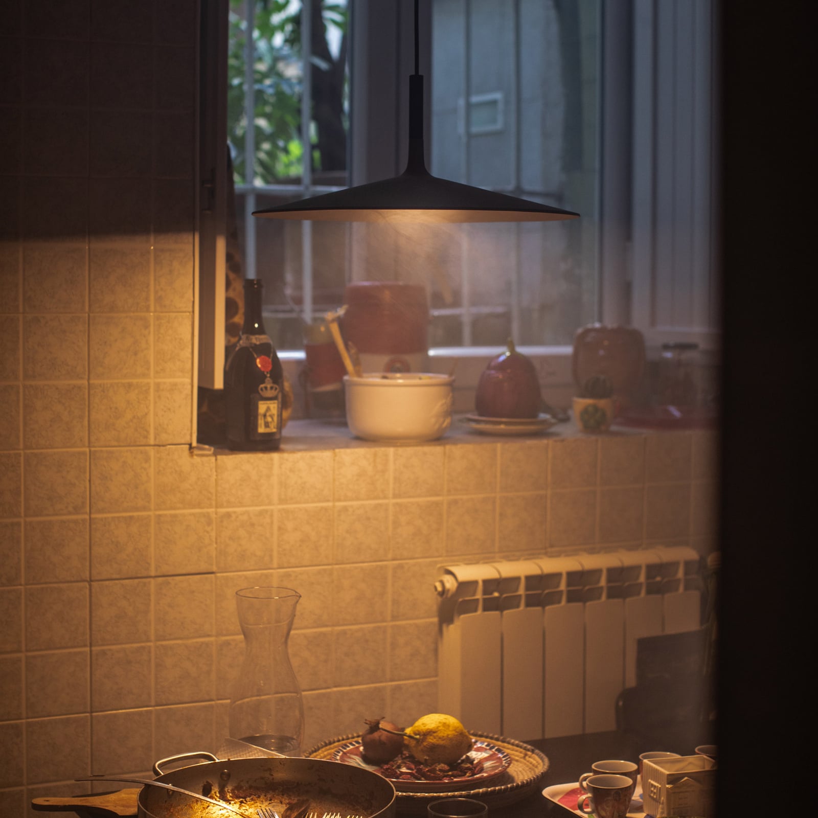 LED pendellampe Aplomb Large betong dimbar Ø45 cm nærbilde av aluminiumdel