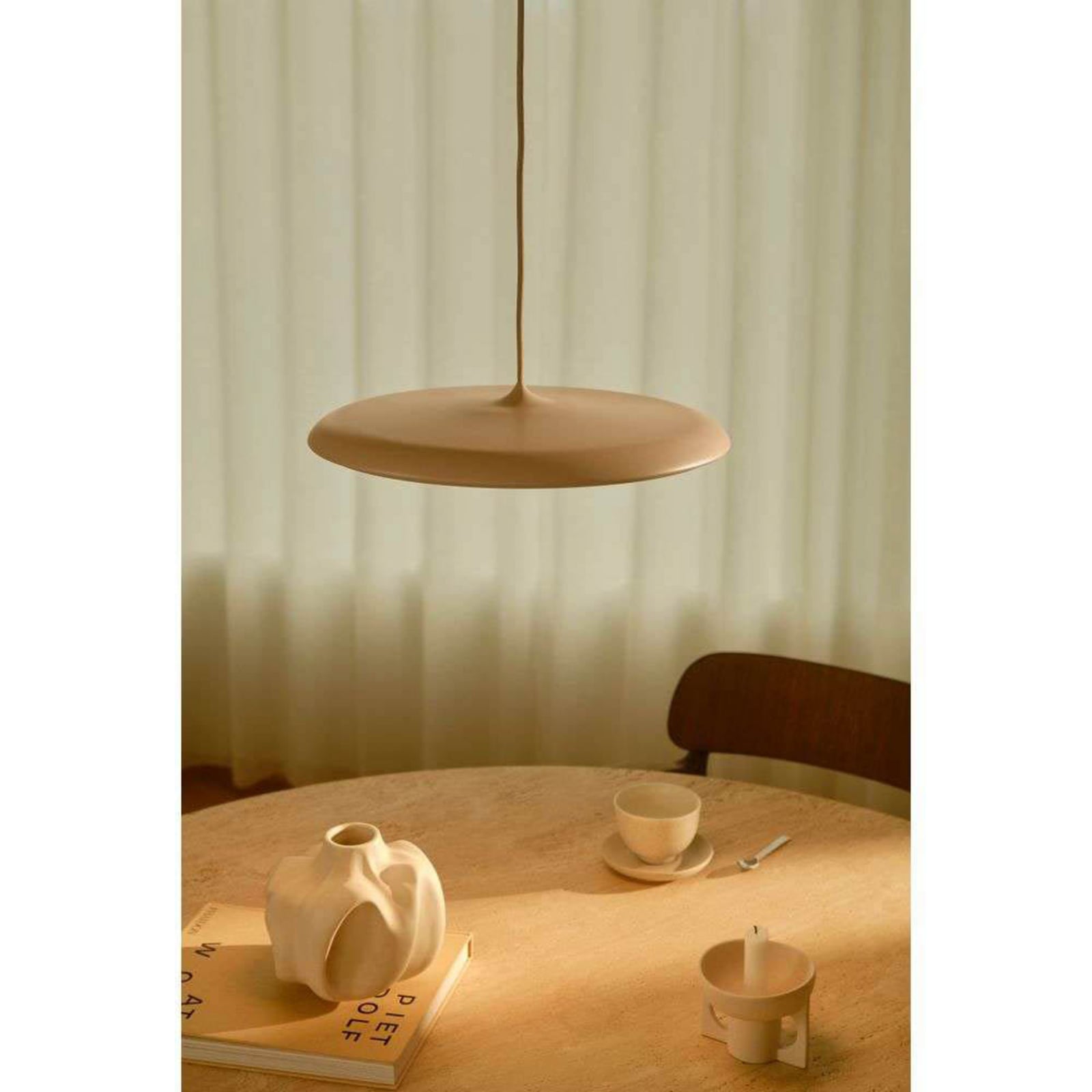 Nærbilde av LED pendellampe Artist Ø40 cm dimbar støvrosa metall