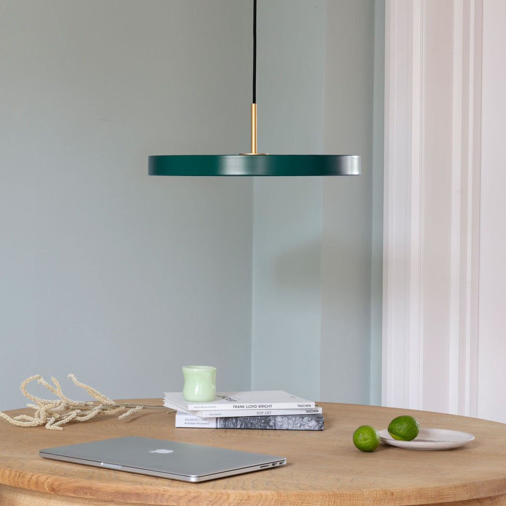 LED pendellampe Asteria Medium grønn/messing Ø43 cm detalj av skjerm