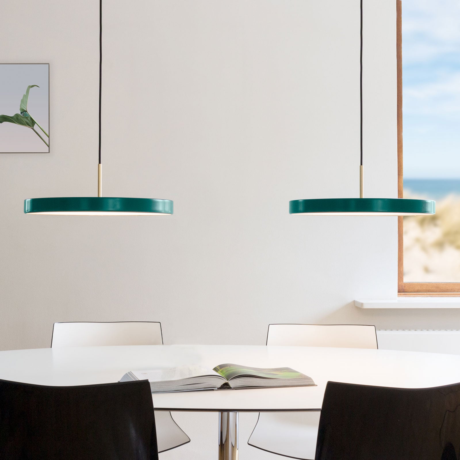 LED pendellampe Asteria Medium grønn/messing Ø43 cm montert i rom