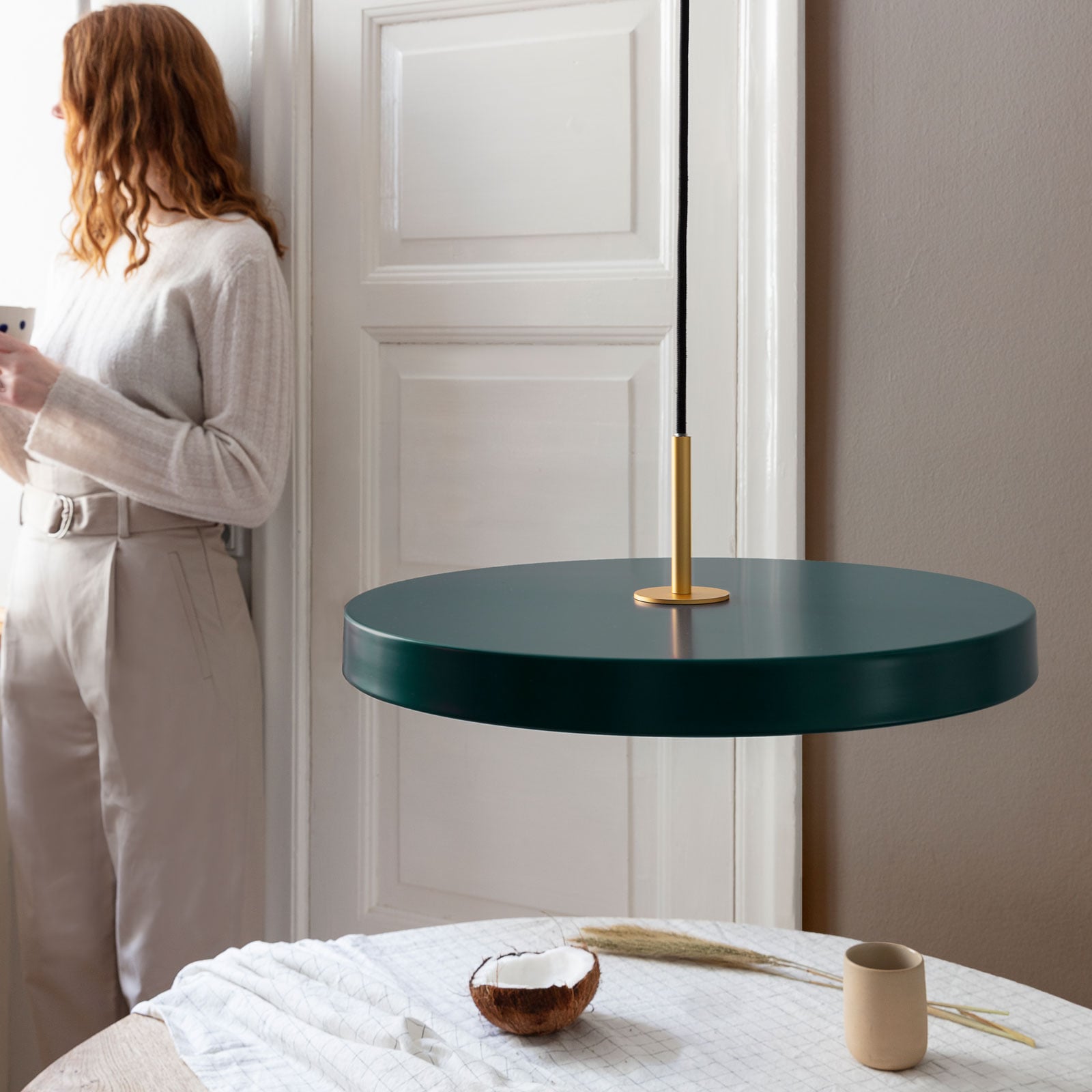LED pendellampe Asteria Medium grønn/messing Ø43 cm nærbilde av oppheng