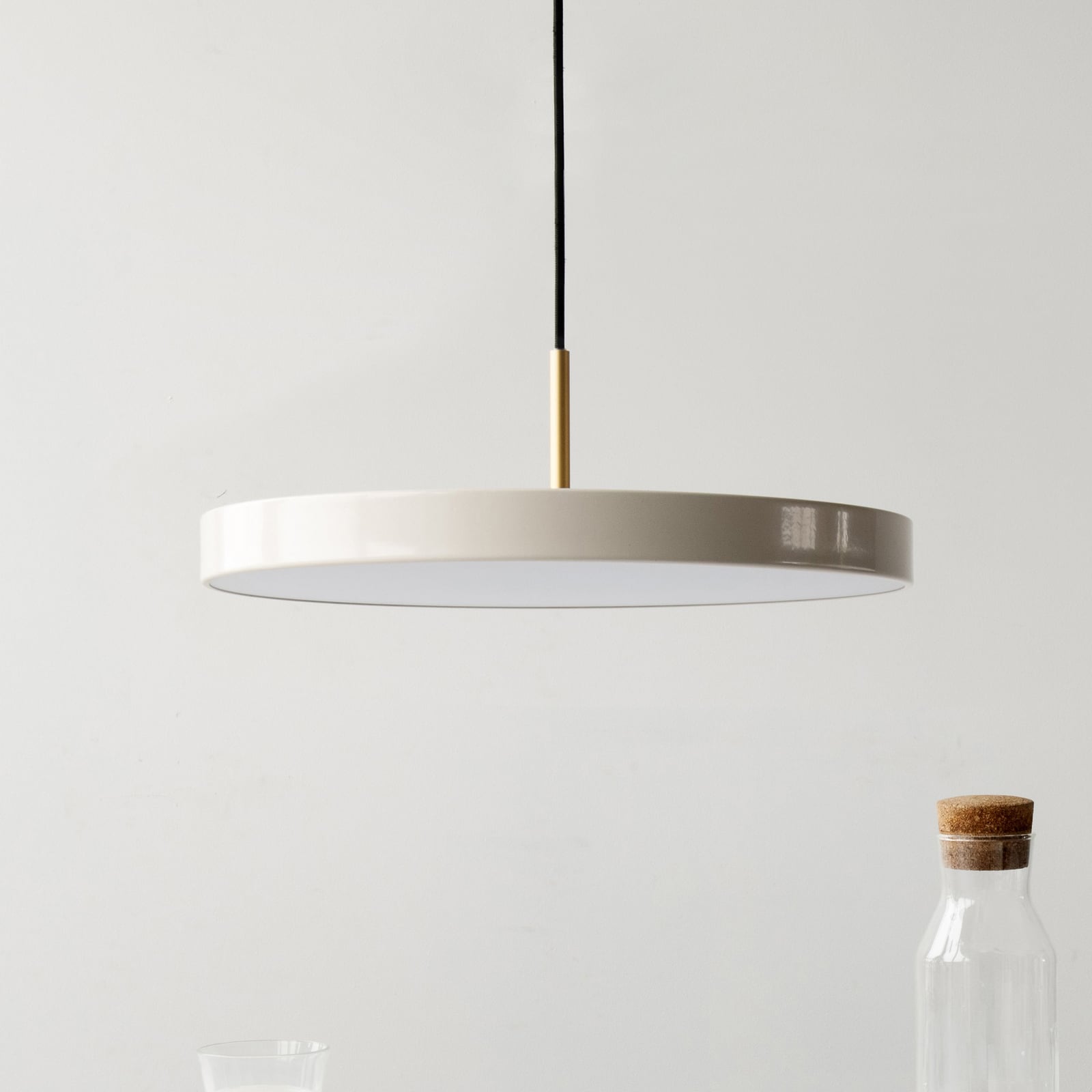 LED pendellampe Asteria Medium perlemor messing forfra