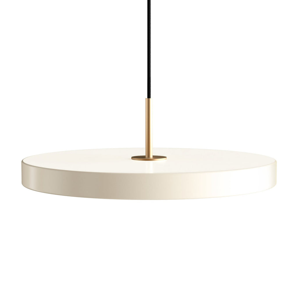 LED pendellampe Asteria Medium perlemor messing montert i rom
