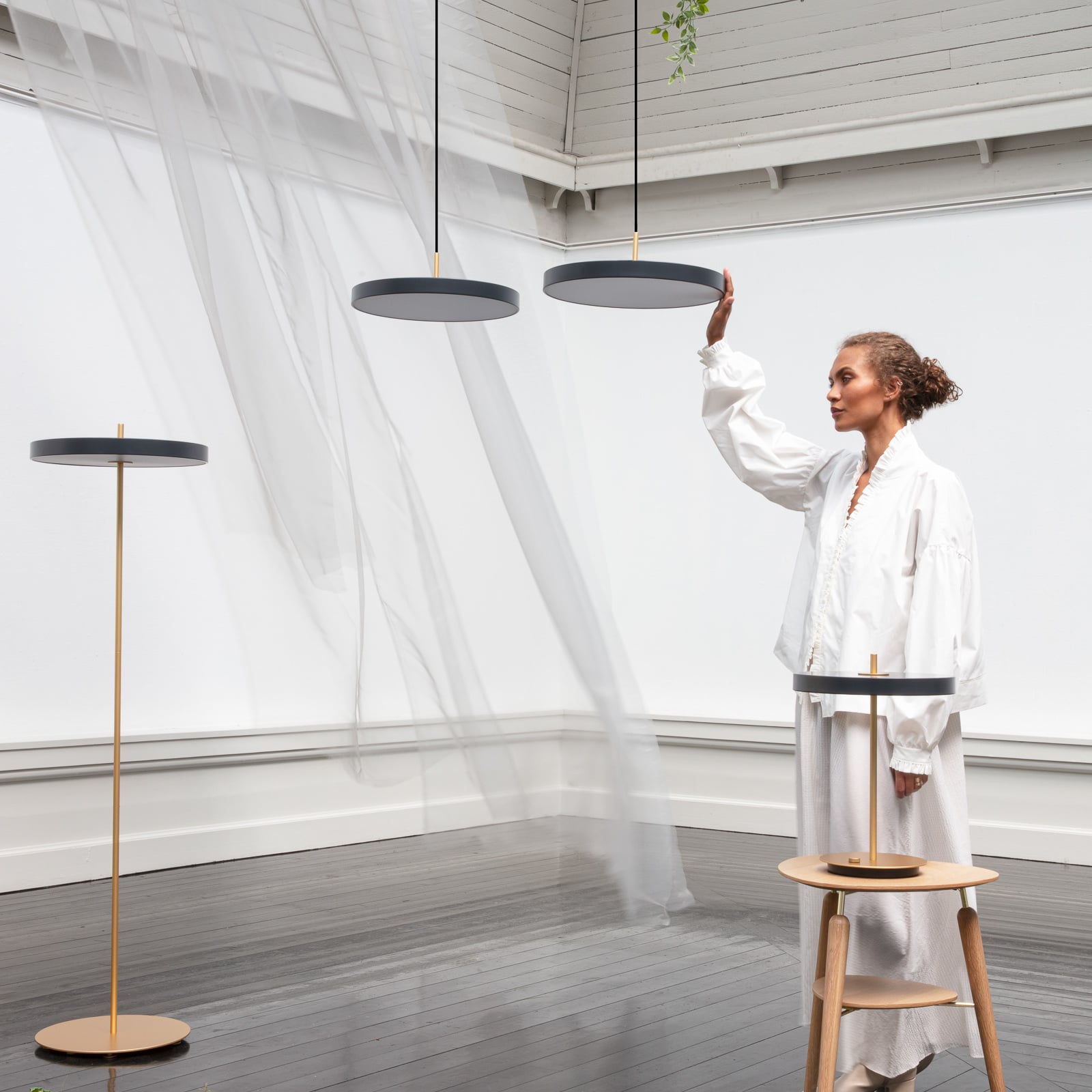 LED pendellampe Asteria medium Ø43 cm svart dimbar montert i rom