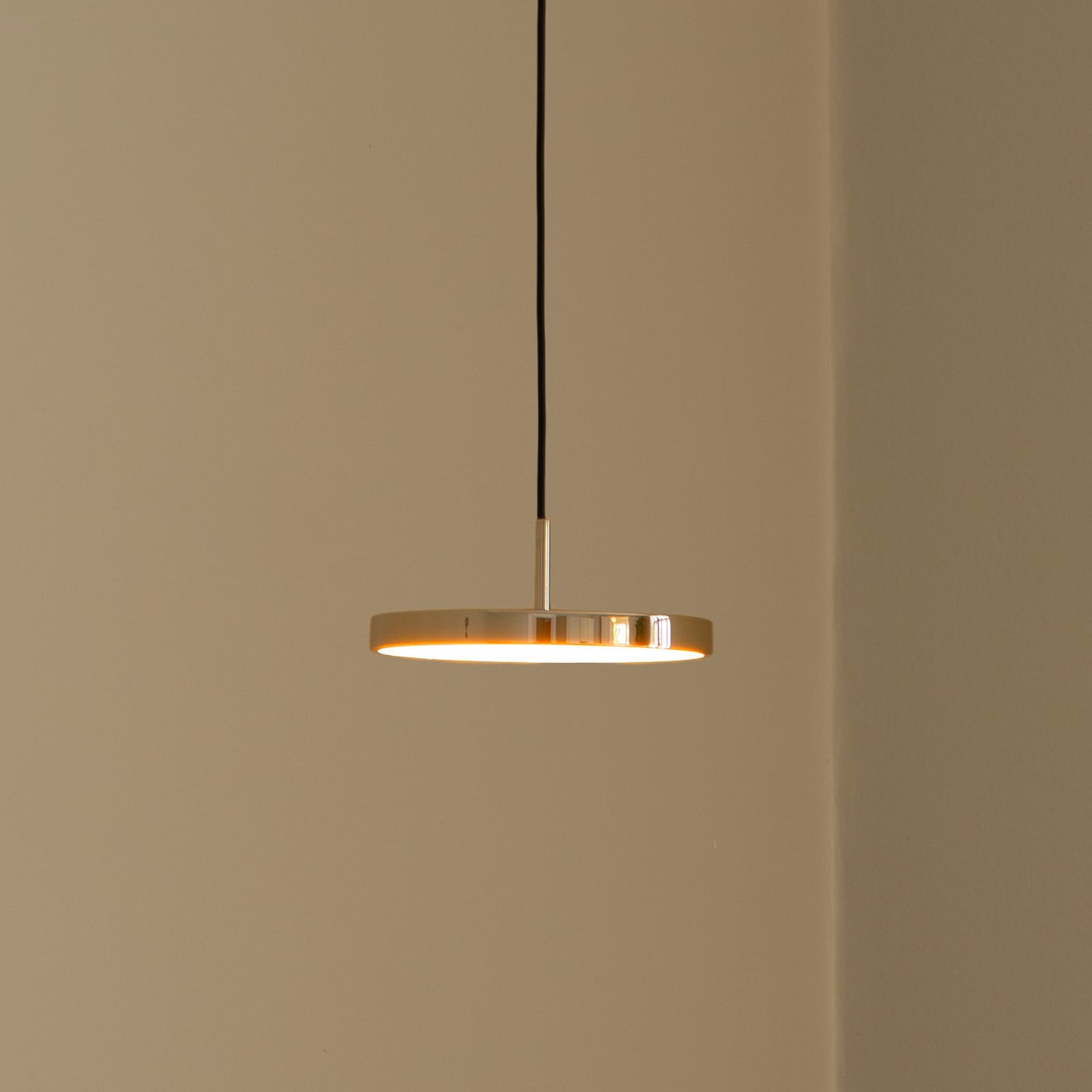 LED pendellampe Asteria Micro polert messing Ø15 cm forfra