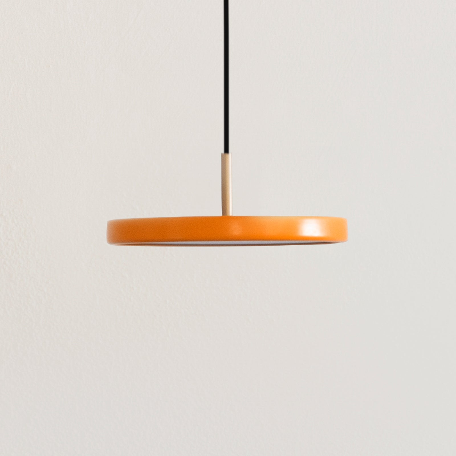 Detalj LED pendellampe Asteria Micro V2 dimbar oransje Ø15 cm UMAGE
