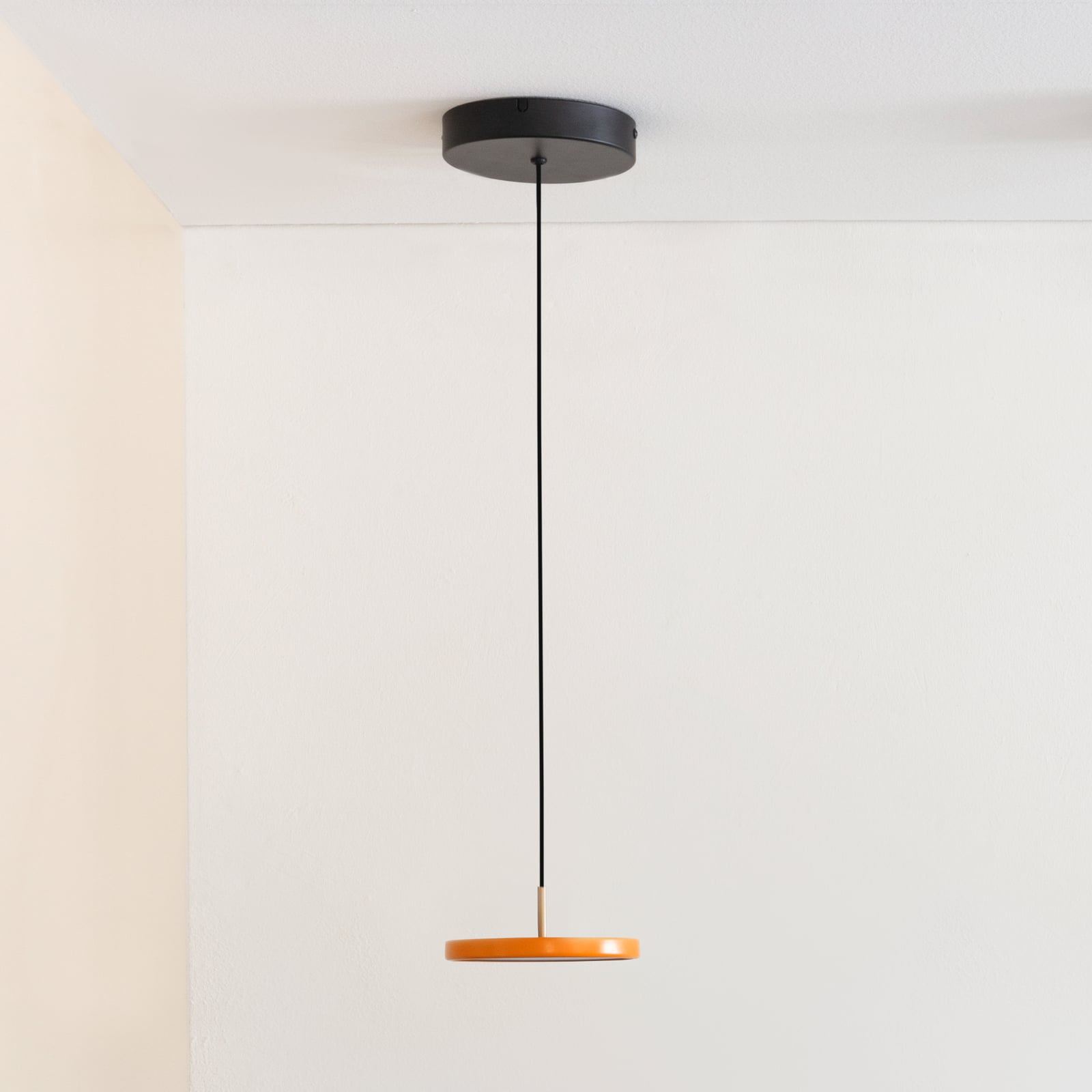 Nærbilde LED pendellampe Asteria Micro V2 dimbar oransje Ø15 cm UMAGE