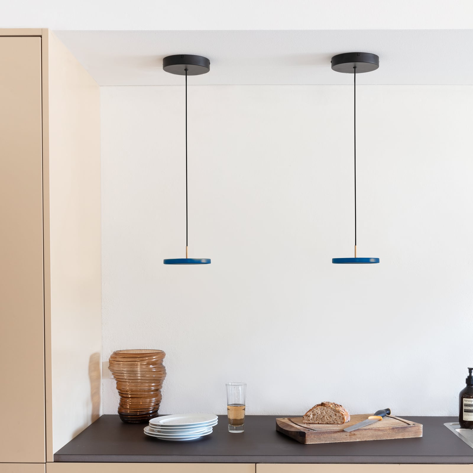 LED pendellampe Asteria Micro V2 dimbar petrol Ø15 cm detalj av messingfarget element