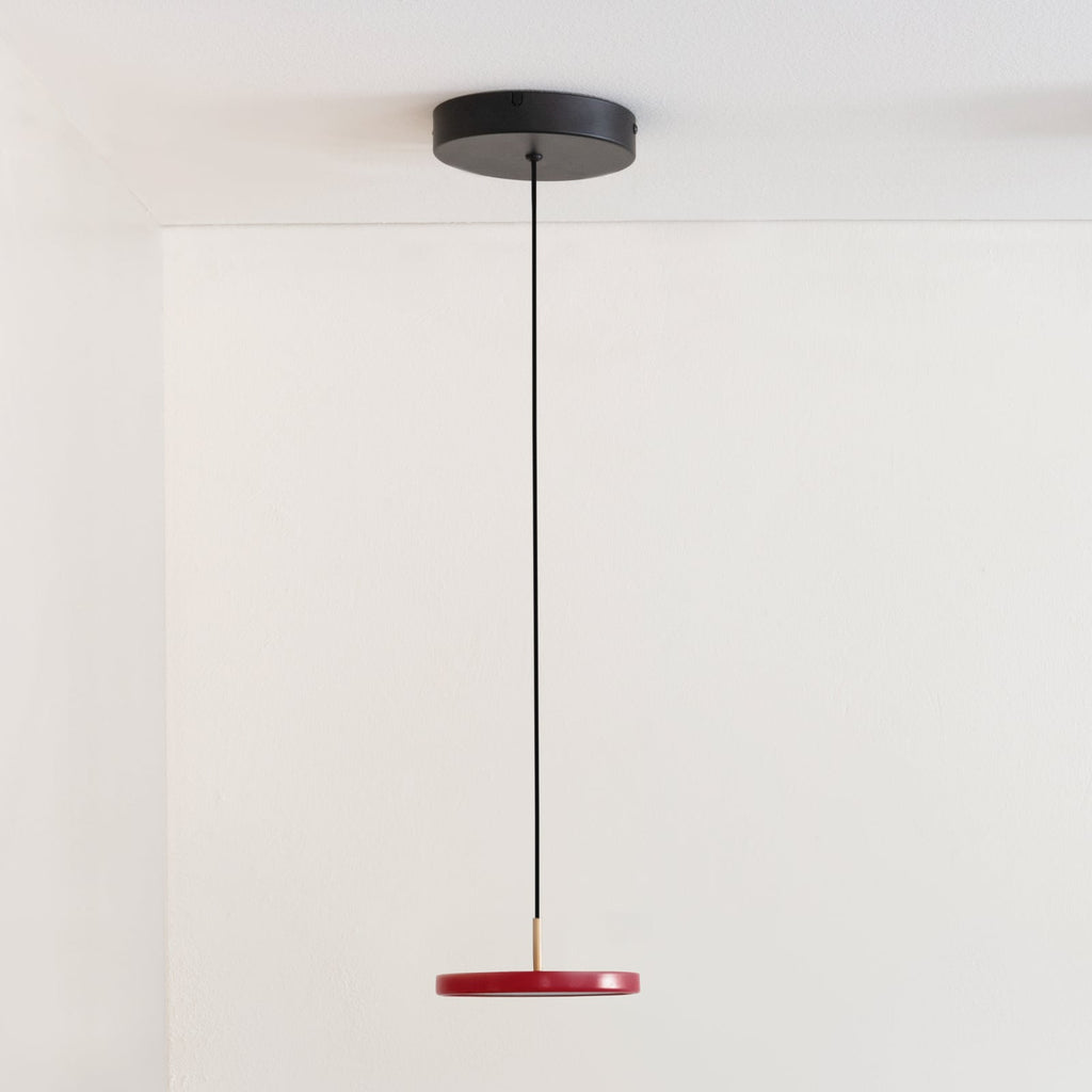 Detalj av LED pendellampe Asteria Micro V2 dimbar rubinrød Ø15 cm messingelement