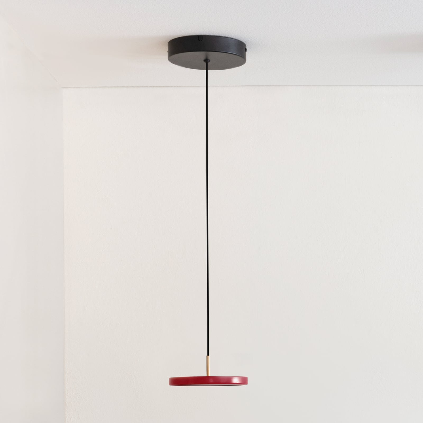Detalj av LED pendellampe Asteria Micro V2 dimbar rubinrød Ø15 cm messingelement