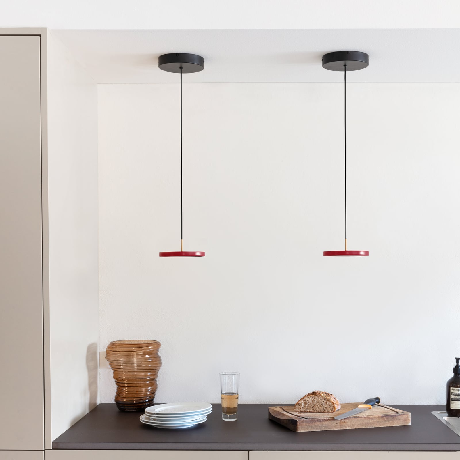 Montert LED pendellampe Asteria Micro V2 dimbar rubinrød Ø15 cm over bord