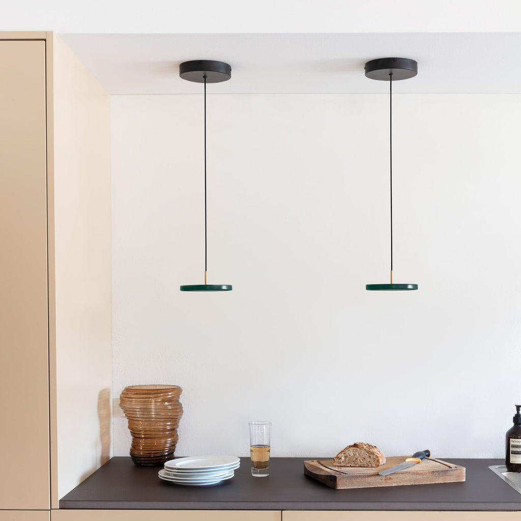 LED pendellampe Asteria Micro V2 dimbar skoggrønn Ø15 cm detalj av messingelement