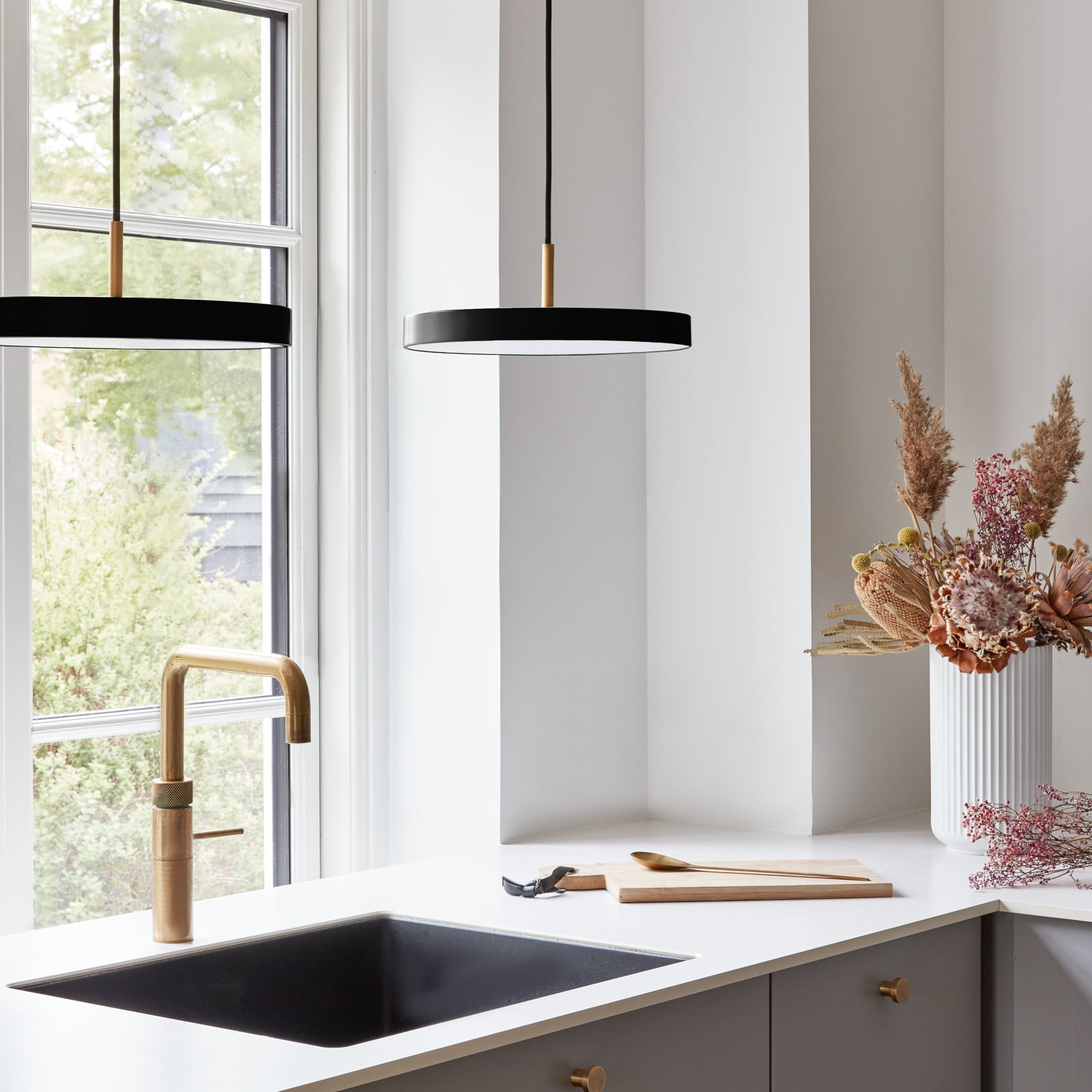 LED pendellampe Asteria mini dimbar svart Ø31 cm bakside