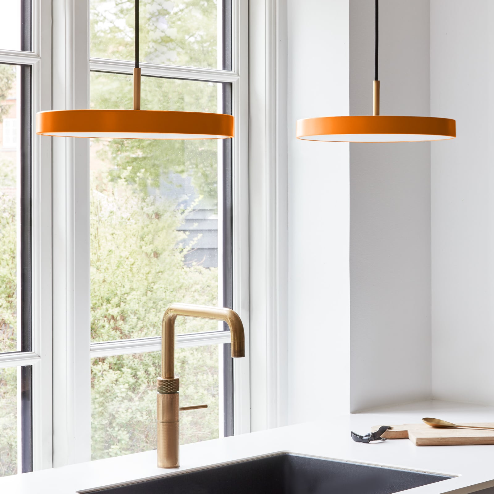 Nærbilde av LED pendellampe Asteria Mini oransje/messing