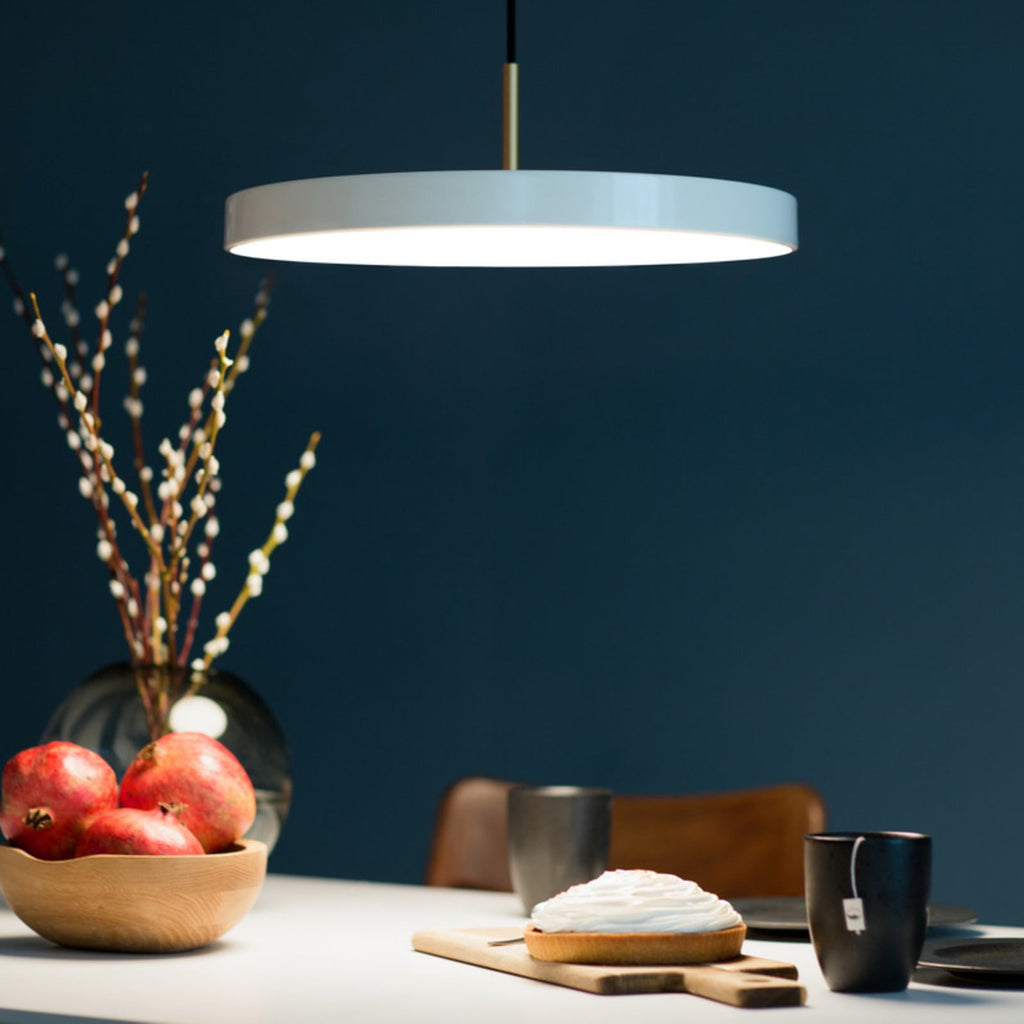 LED pendellampe Asteria Mini perlehvit/messing opphengsdetalj