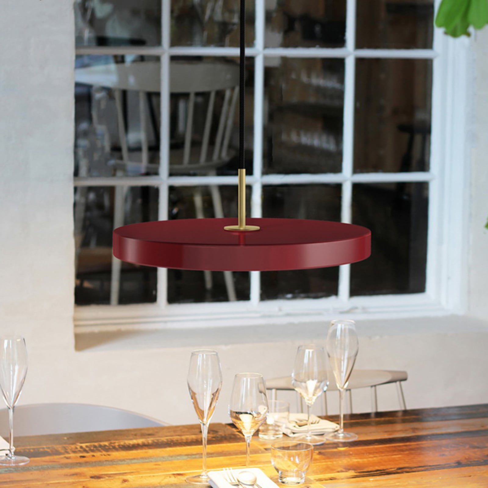 LED pendellampe Asteria Mini rubinrød/messing montert i rom