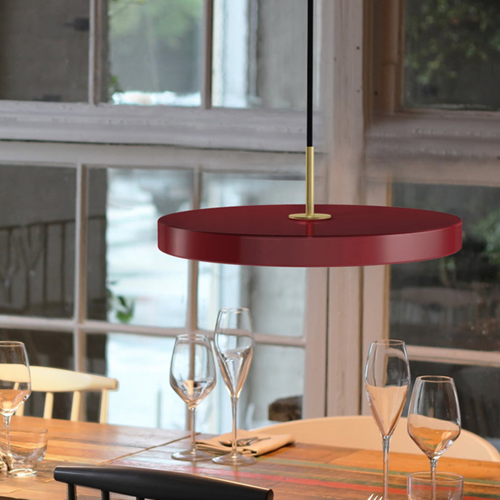 LED pendellampe Asteria Mini rubinrød/messing nærbilde av dimmer