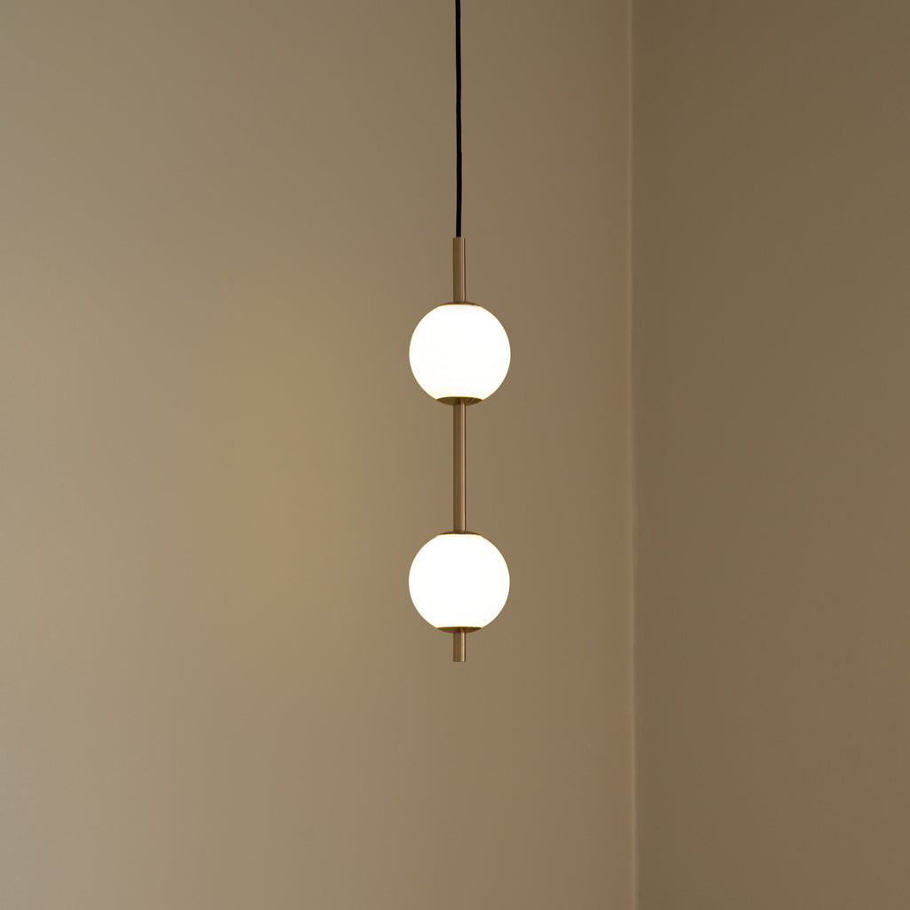 LED pendellampe Audrey 2-lys dimbar opalglass messing foran