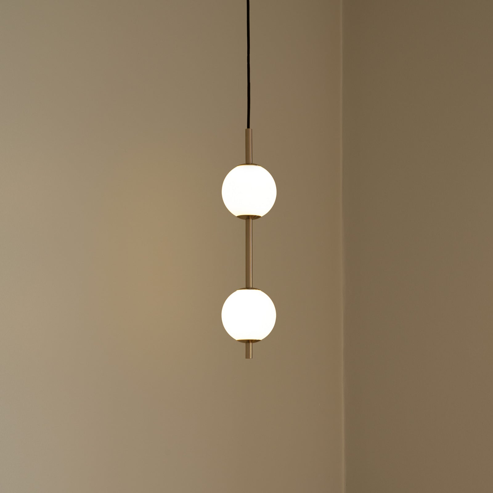 LED pendellampe Audrey 2-lys dimbar opalglass messing foran