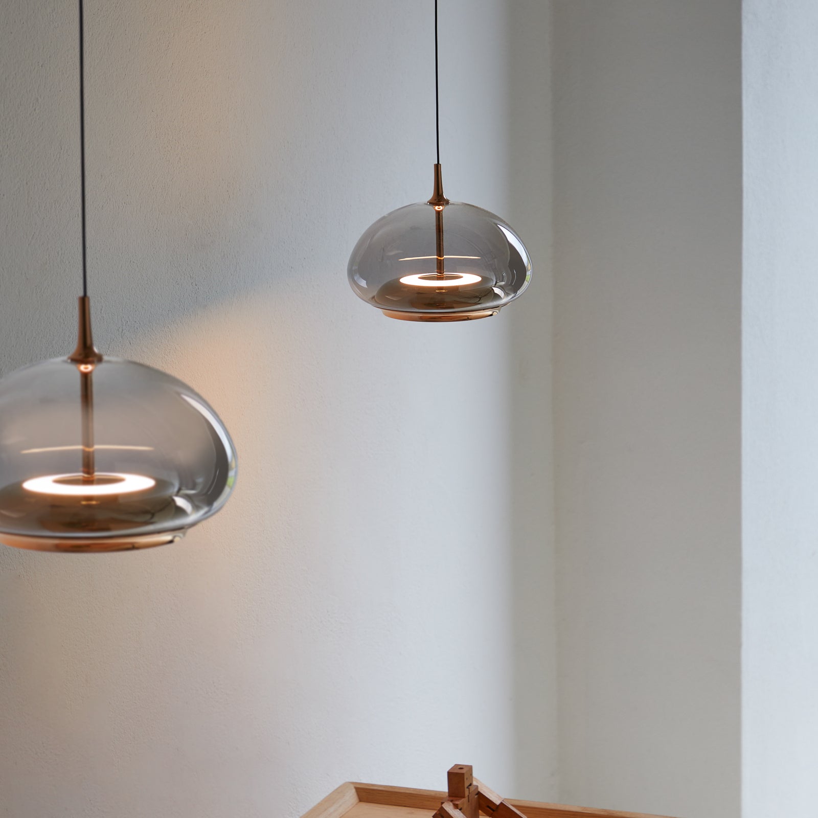 Detalj av røykgrå glasskjerm på LED pendellampe Avalon