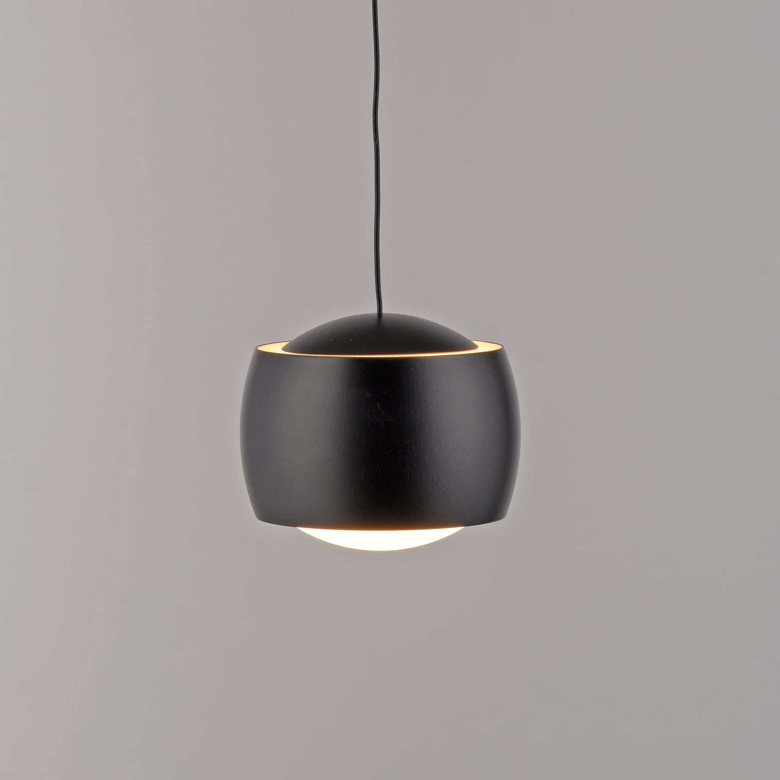 Sidevisning av LED pendellampe Ballini 3-lys svart dimbar 60 cm