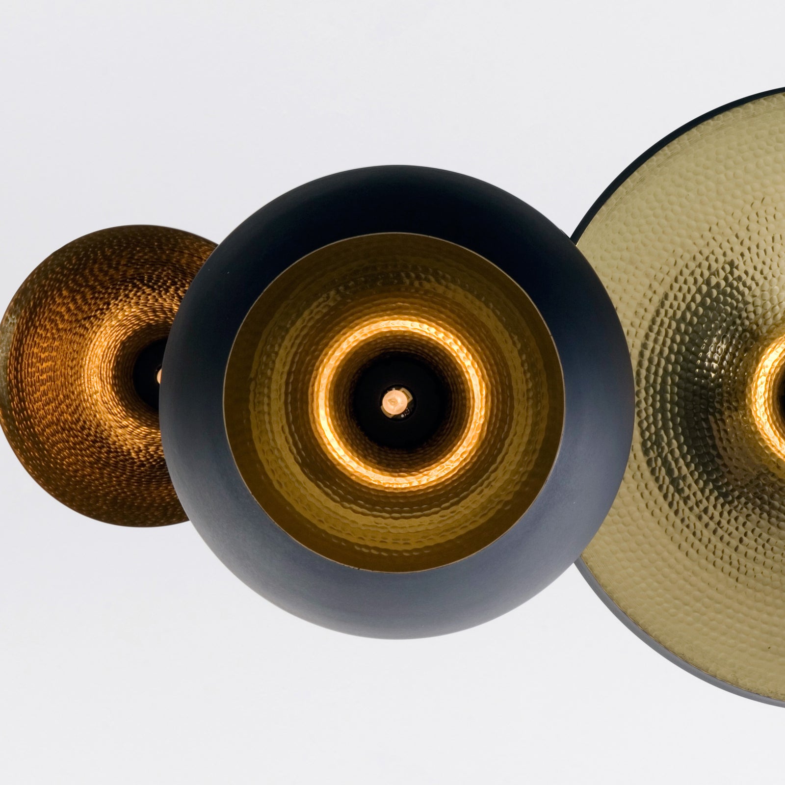 LED pendellampe Beat Wide svart messing Ø36 cm dimbar montert i rom