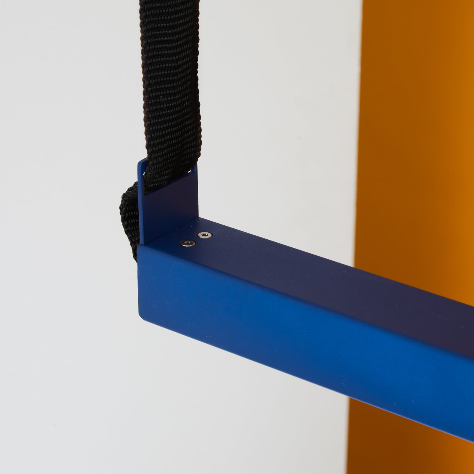 LED pendellampe Belto dimbar CCT blå aluminium 130 cm detalj av geststyring
