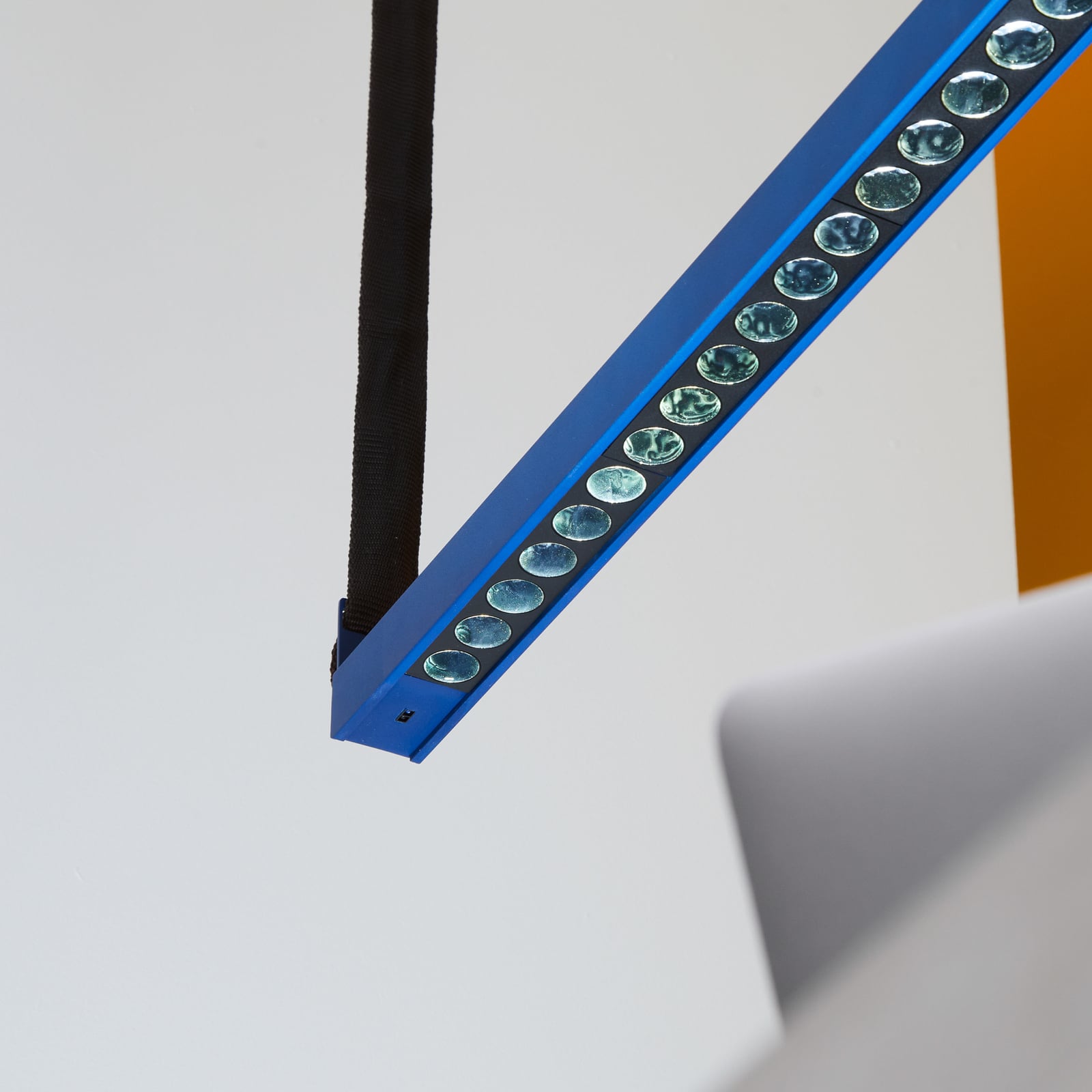 LED pendellampe Belto dimbar CCT blå aluminium 130 cm montert i rom