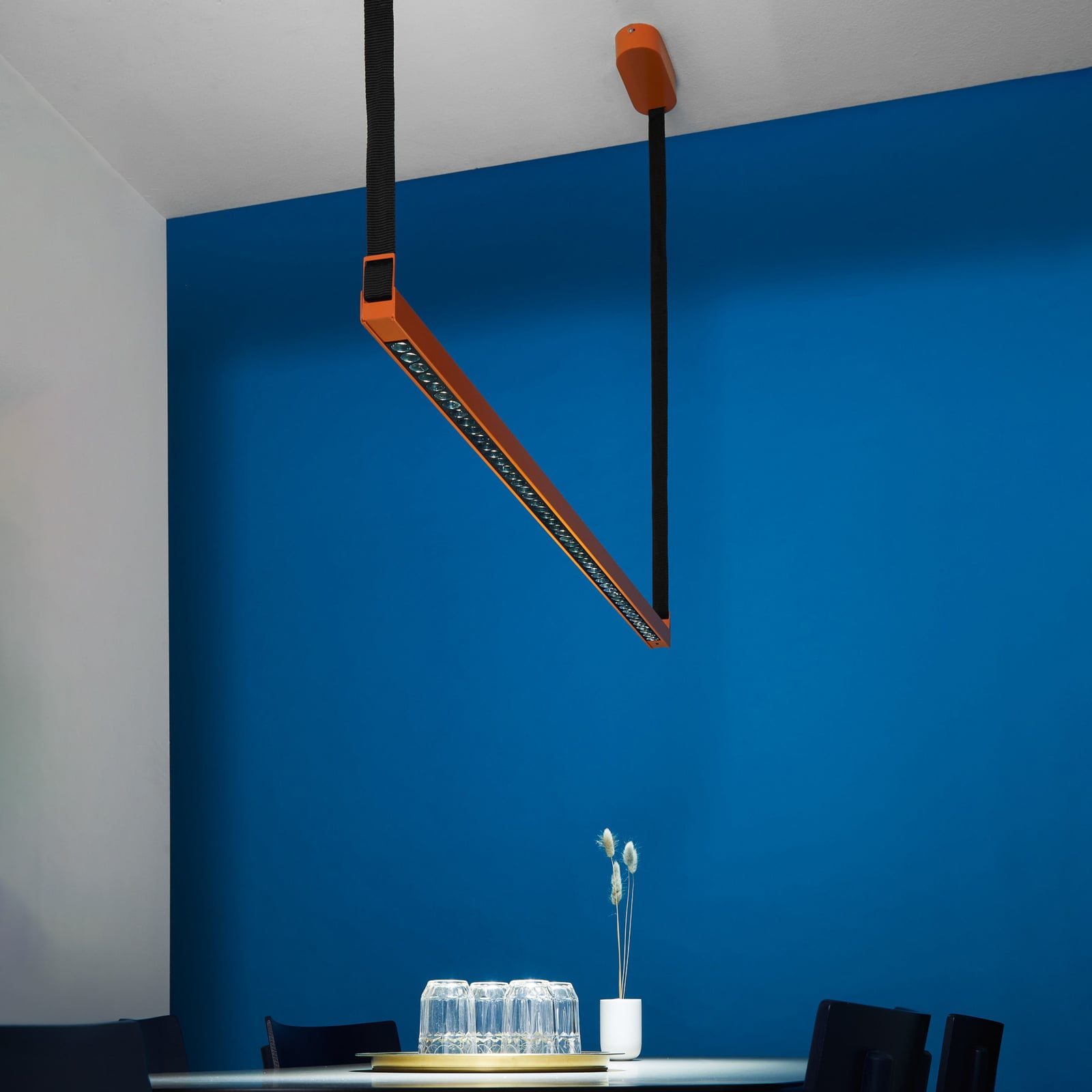 LED pendellampe Belto orange aluminium 130 cm detalj av aluminiumprofil