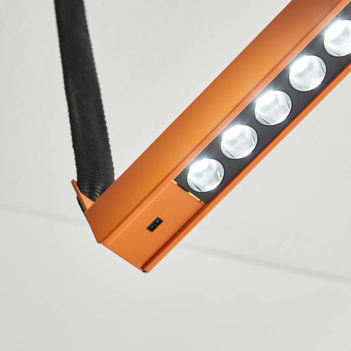 LED pendellampe Belto orange aluminium 130 cm nærbilde av geststyring