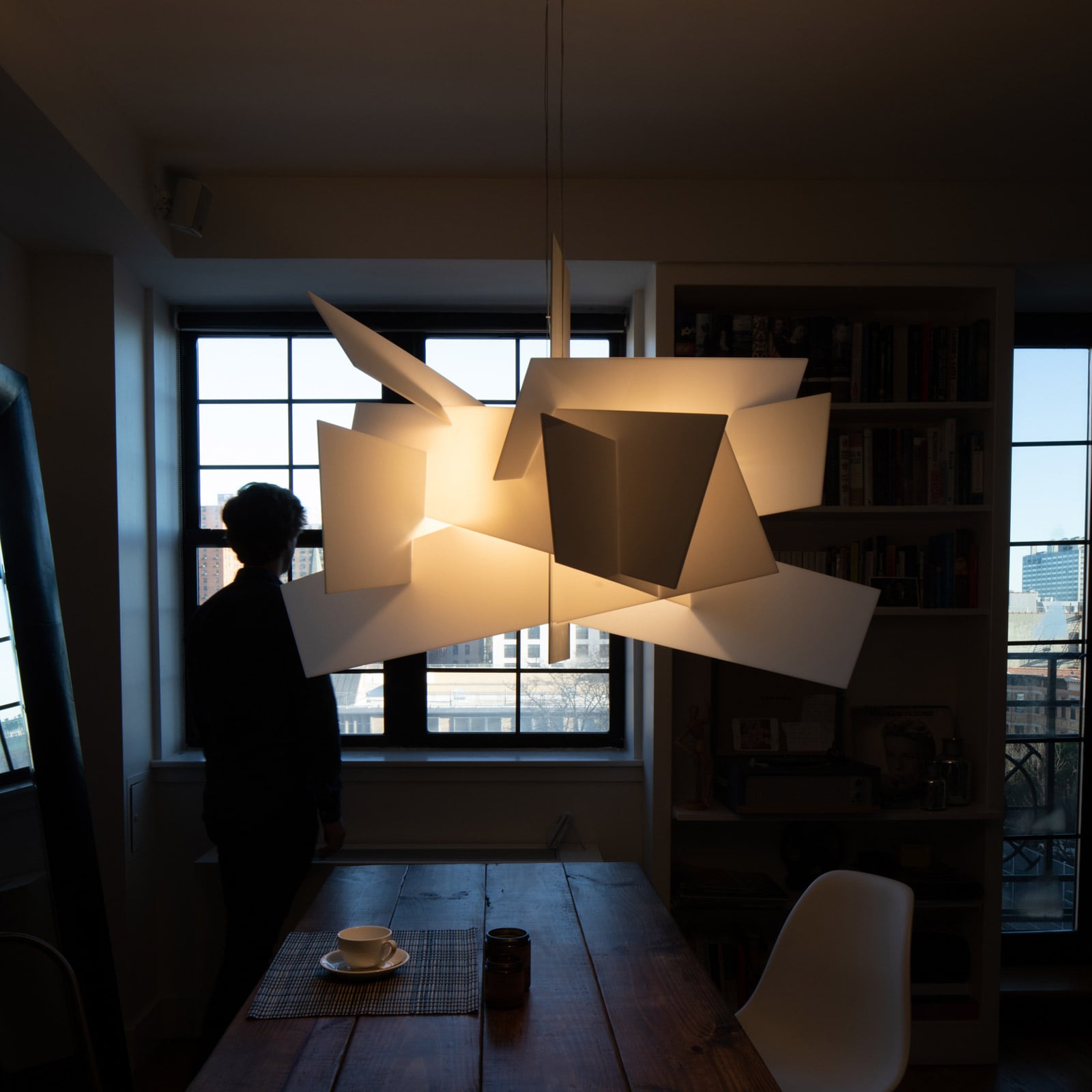 LED pendellampe Big Bang dimbar hvit Ø96 cm Foscarini montert i rom