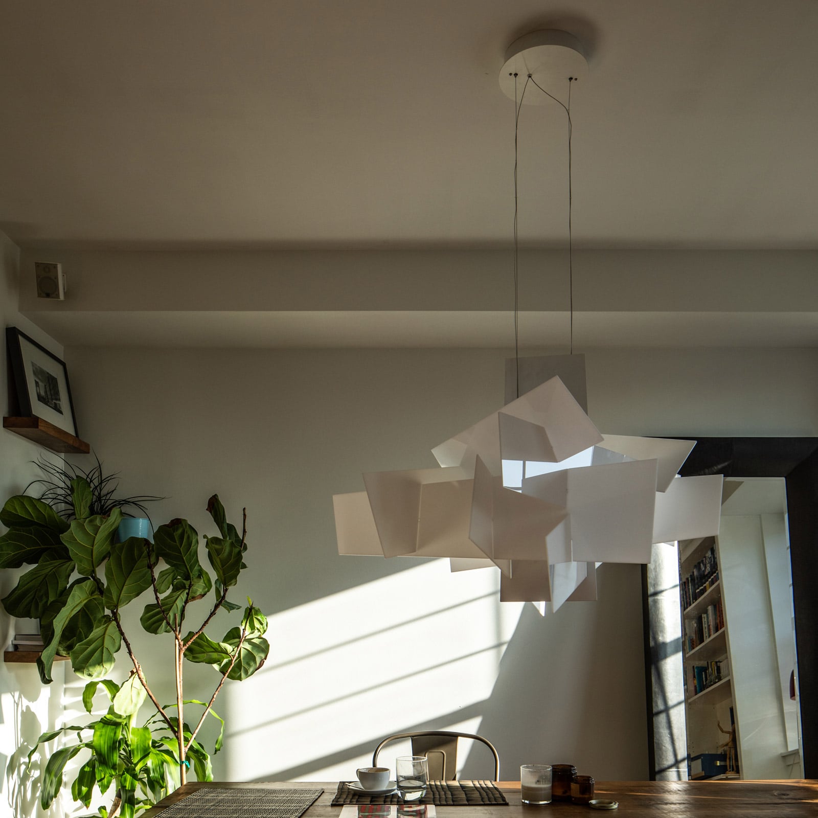 Nærbilde av LED pendellampe Big Bang dimbar hvit Ø96 cm Foscarini
