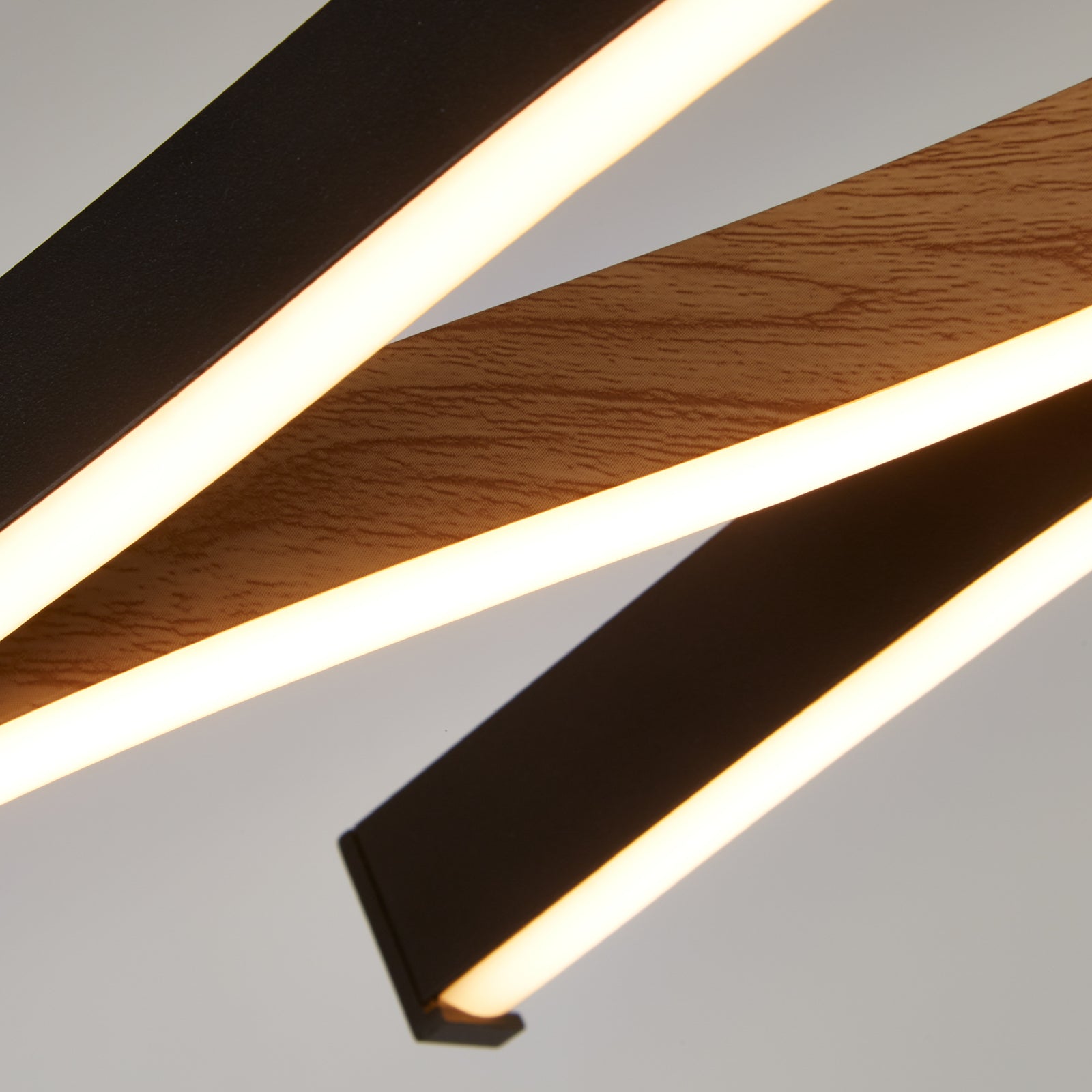 Nærbilde av LED pendellampe Bloom Swirl svart/tre 107 cm