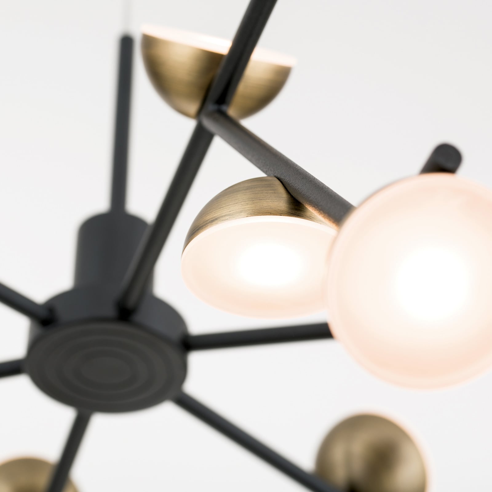LED pendellampe Blossom 36-lys svart/gull Ø76 cm lysdetalj