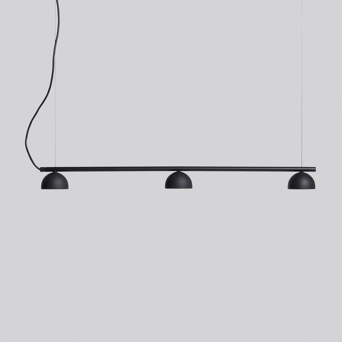 LED pendellampe Blush 3-lys stål svart 90 cm montert i rom