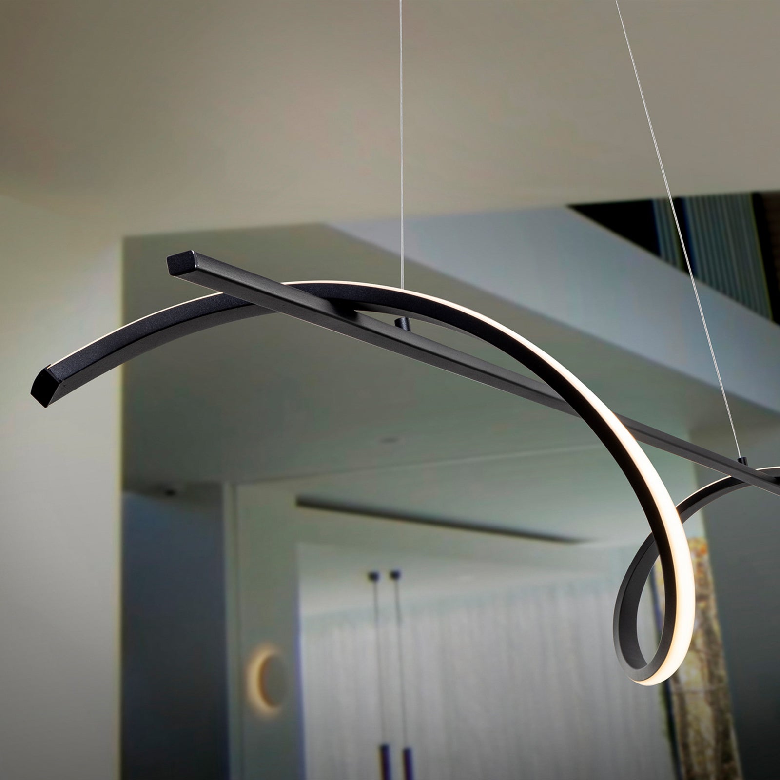Nærbilde av LED pendellampe Boa svart matt metall