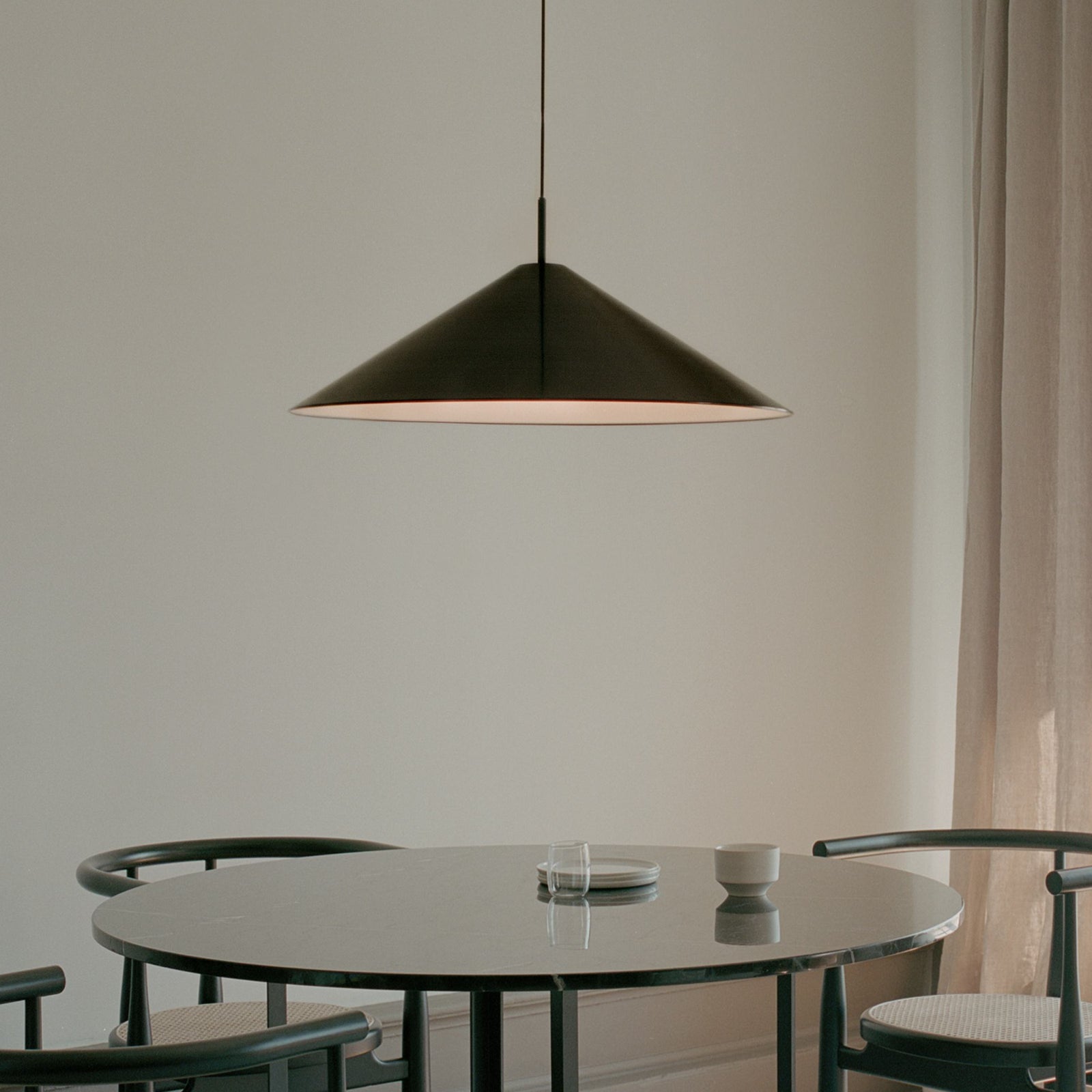 LED pendellampe Brolly dimbar svart aluminium Ø70 cm bakside