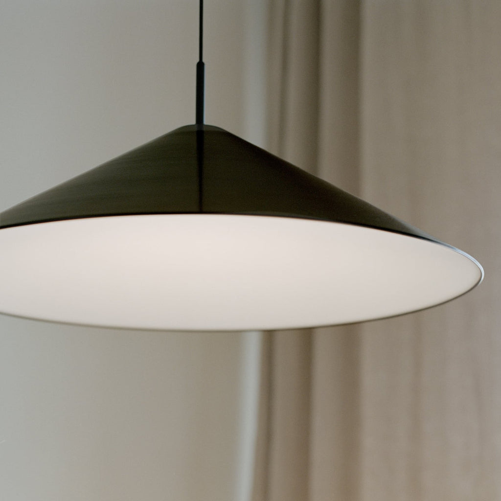 LED pendellampe Brolly dimbar svart aluminium Ø70 cm montert i rom
