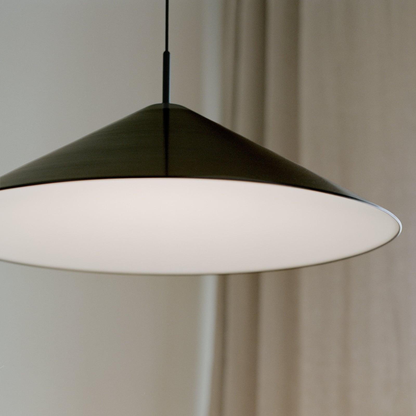 LED pendellampe Brolly dimbar svart aluminium Ø70 cm montert i rom