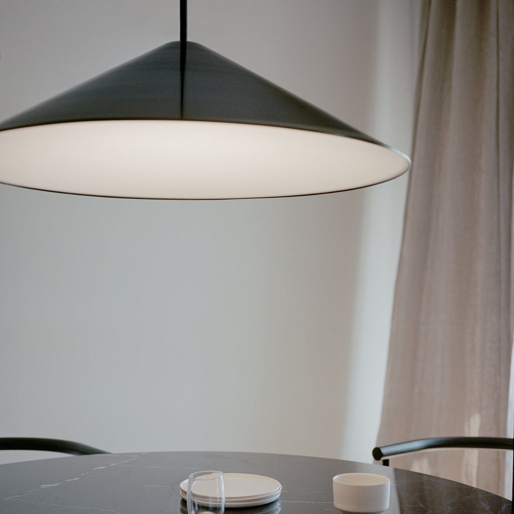 LED pendellampe Brolly dimbar svart aluminium Ø70 cm lysfordeling